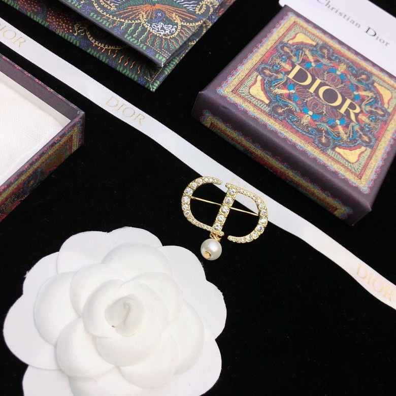 chr1st1an D10r brooches